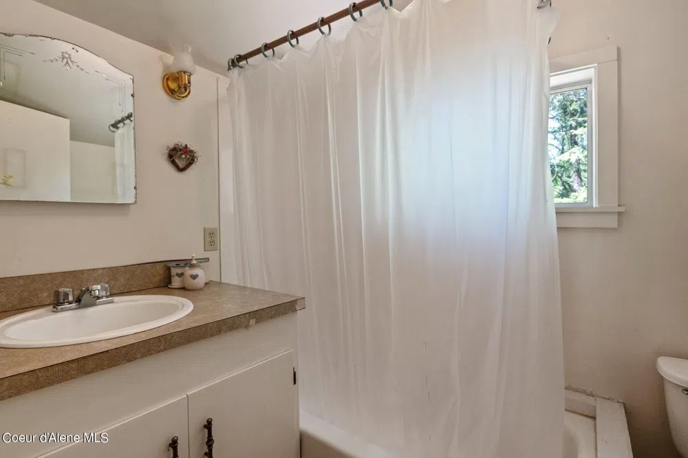 526 Roop Road Cocolalla, ID 83813