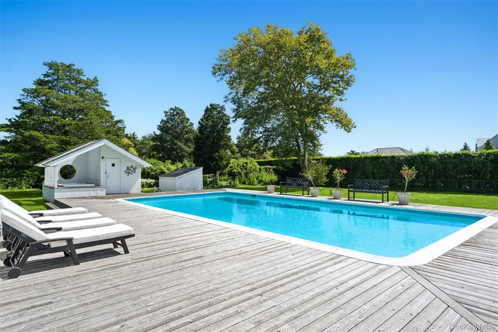 18 Quogo Neck Lane Quogue, NY 11959