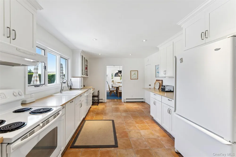 18 Quogo Neck Lane Quogue, NY 11959