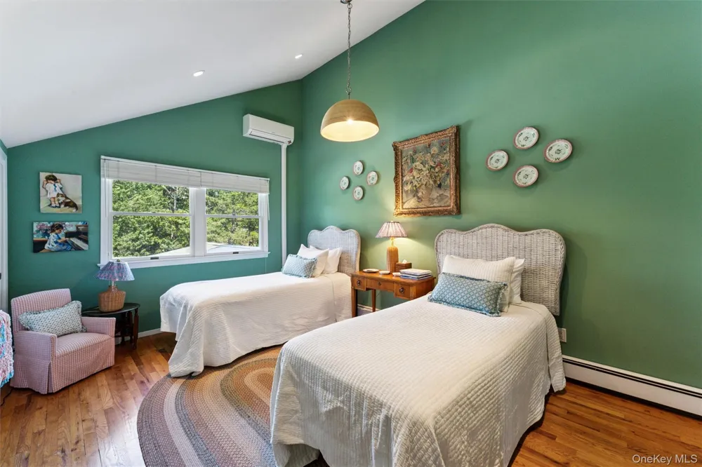 18 Quogo Neck Lane Quogue, NY 11959