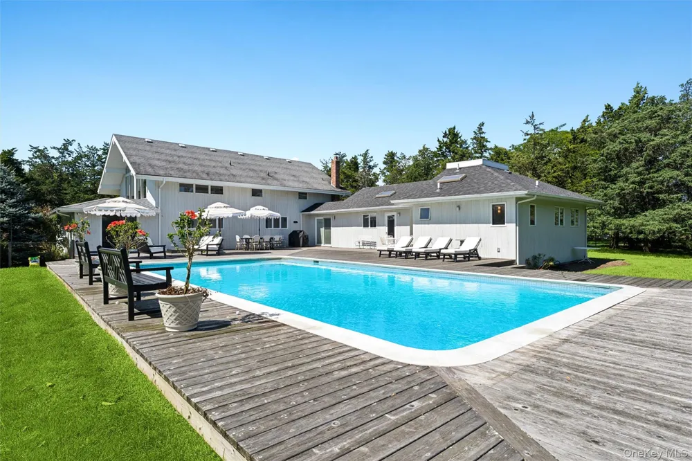 18 Quogo Neck Lane Quogue, NY 11959