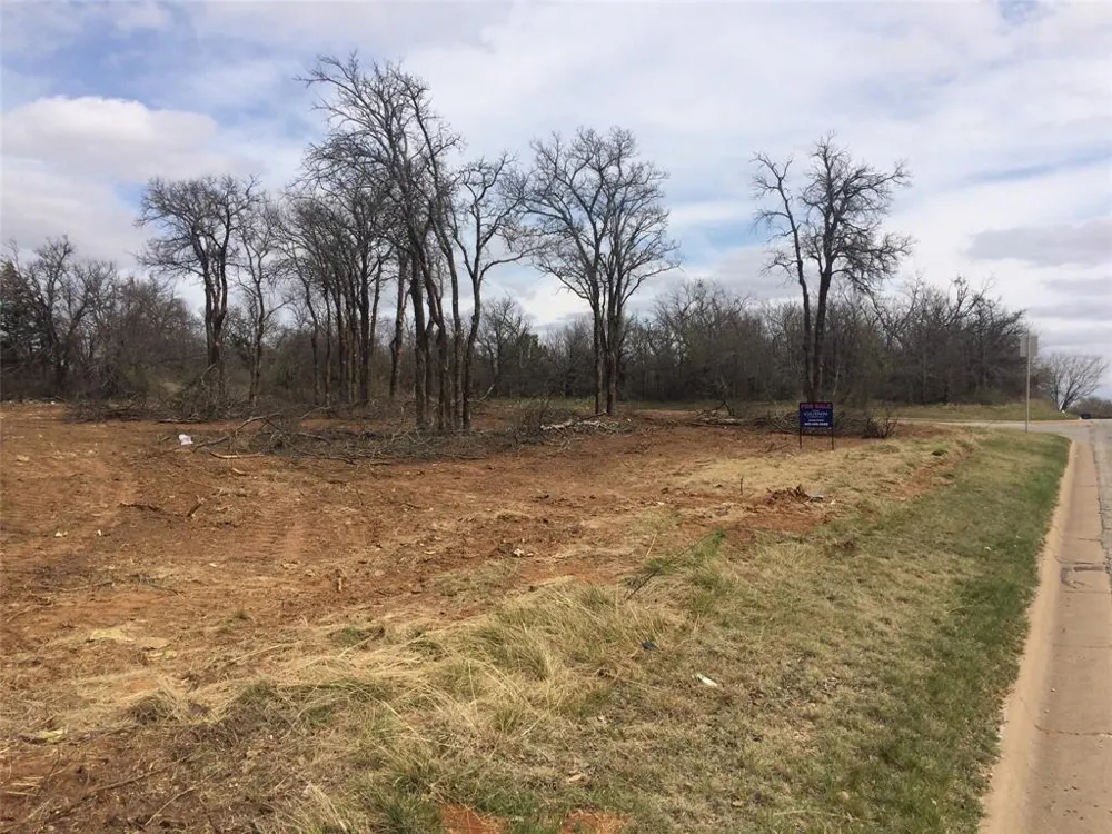 911 pine tree Court Graham, TX 76450