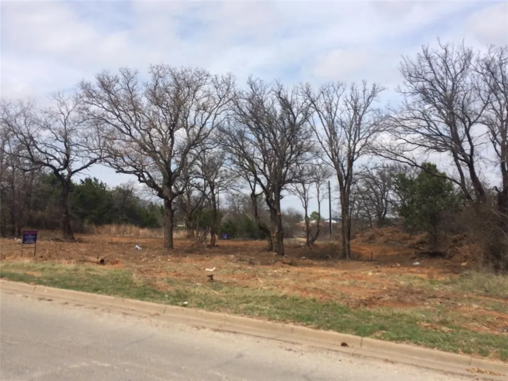911 pine tree Court Graham, TX 76450