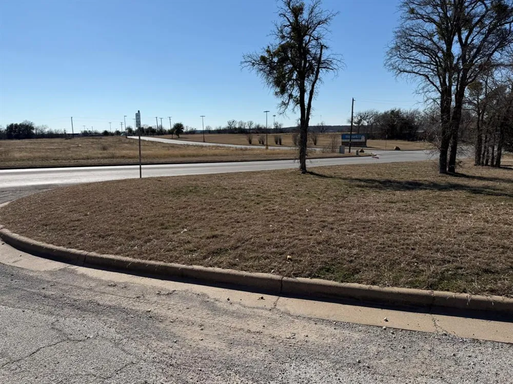 911 pine tree Court Graham, TX 76450