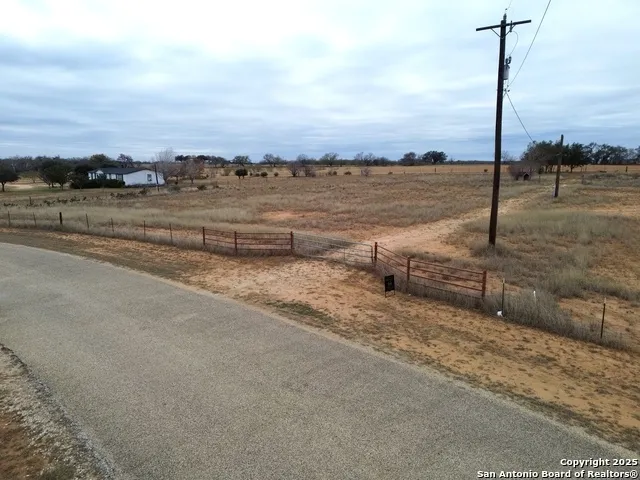 120 S RIDGE DR Lytle, TX 78052