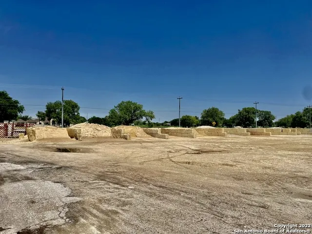 8635 S Loop 1604 E Elmendorf, TX 78112