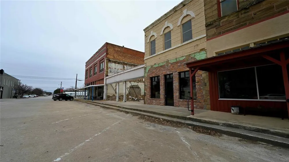 111 W Gilbert Street Henrietta, TX 76365