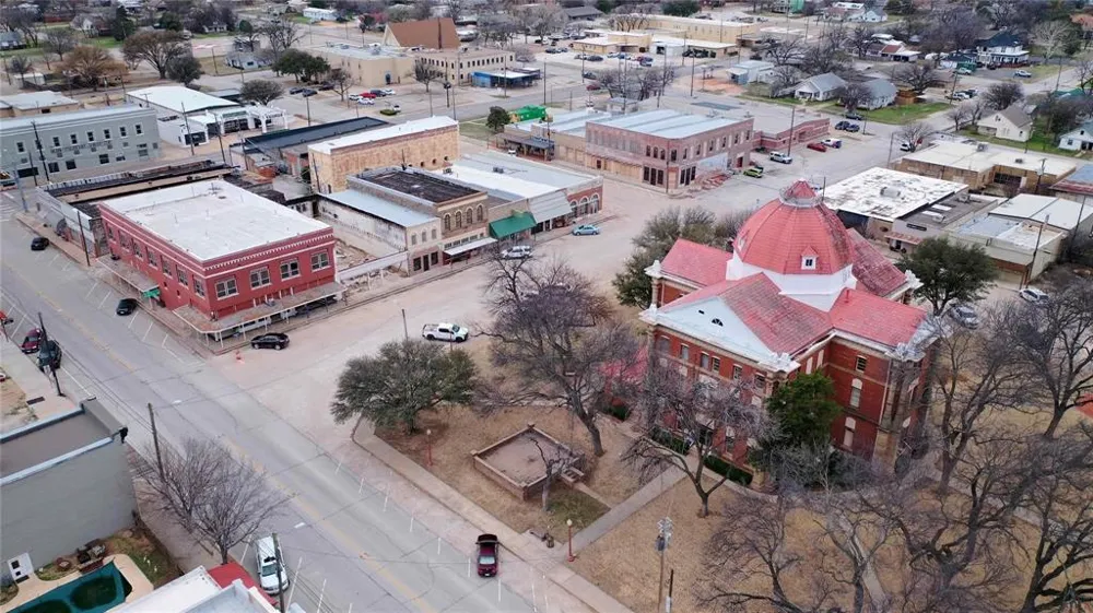 111 W Gilbert Street Henrietta, TX 76365