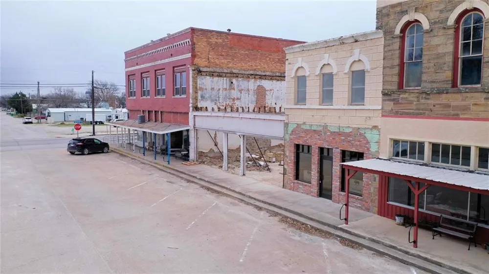 111 W Gilbert Street Henrietta, TX 76365