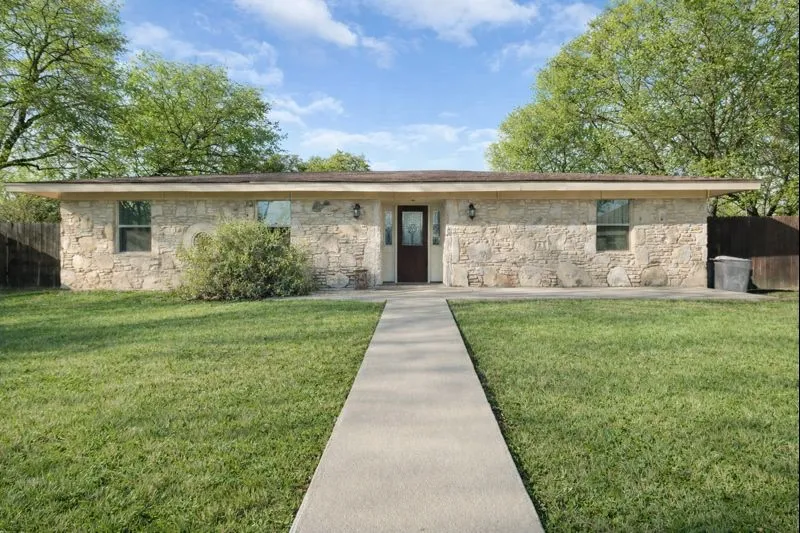 801 E Avenue C Lampasas, TX 76550