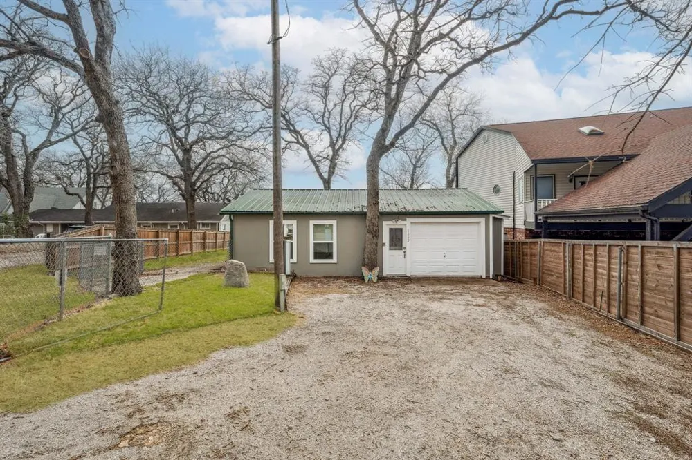 1662 Rogers Road Newark, TX 76071