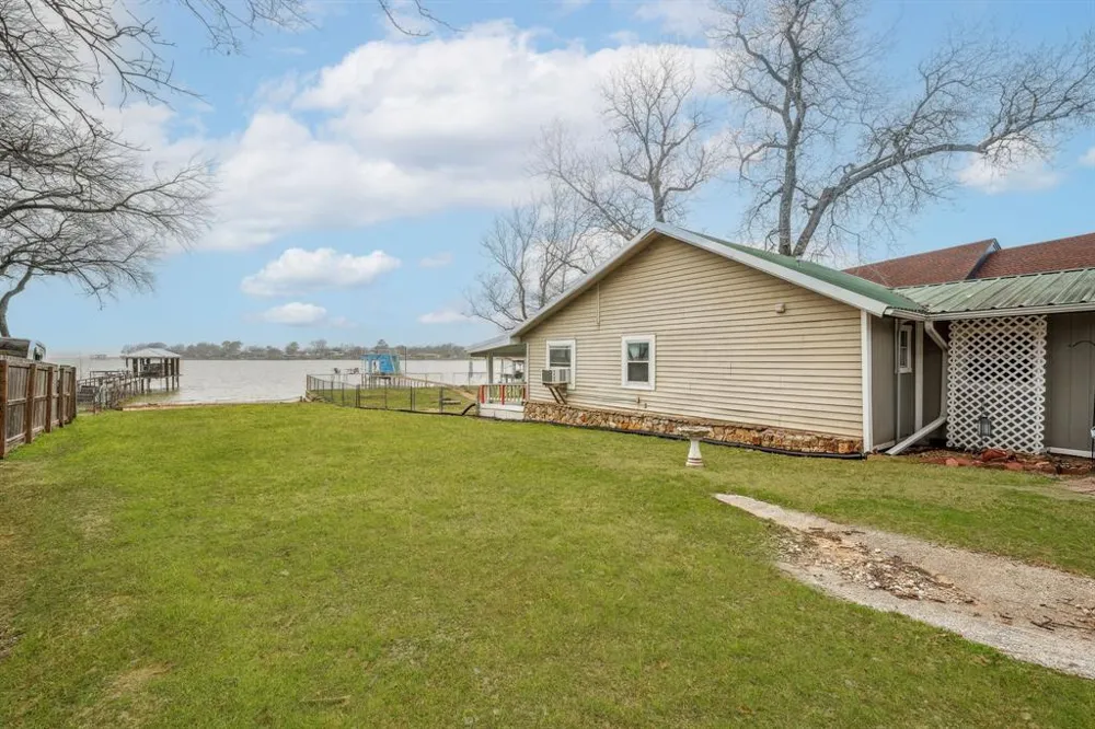 1662 Rogers Road Newark, TX 76071