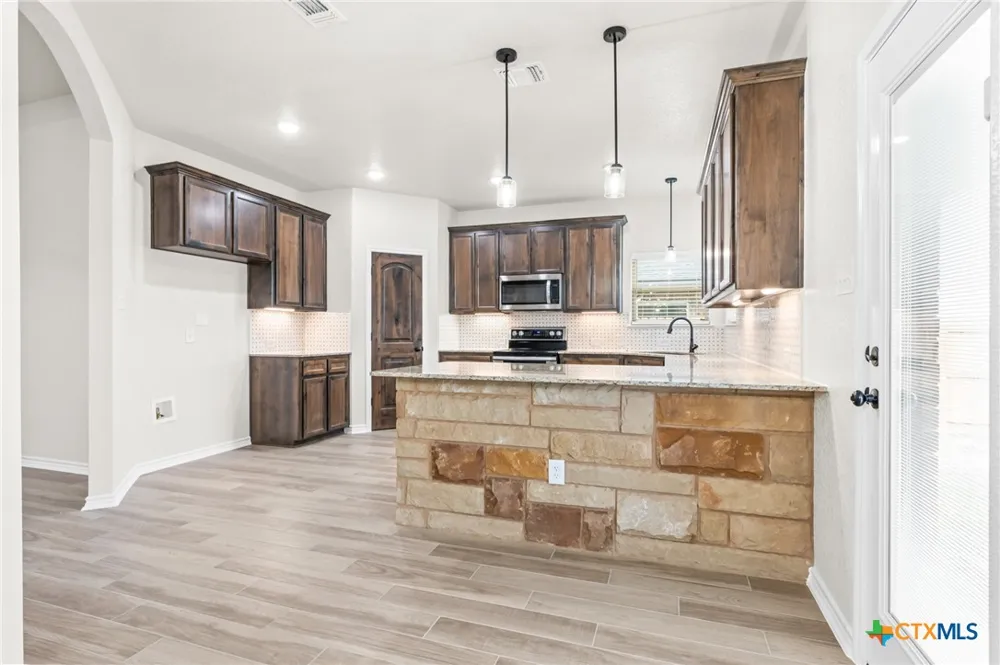 611 Dred Roger Circle Killeen, TX 76542