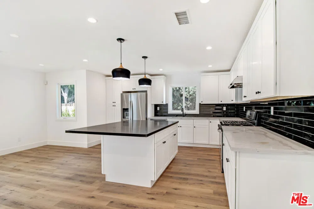 6517 Longridge Avenue Valley Glen, CA 91401