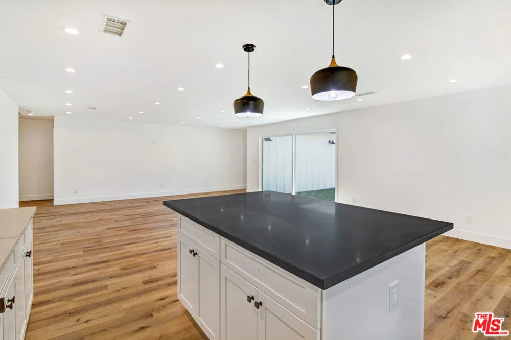 6517 Longridge Avenue Valley Glen, CA 91401