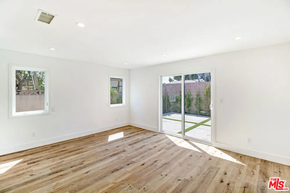 6517 Longridge Avenue Valley Glen, CA 91401