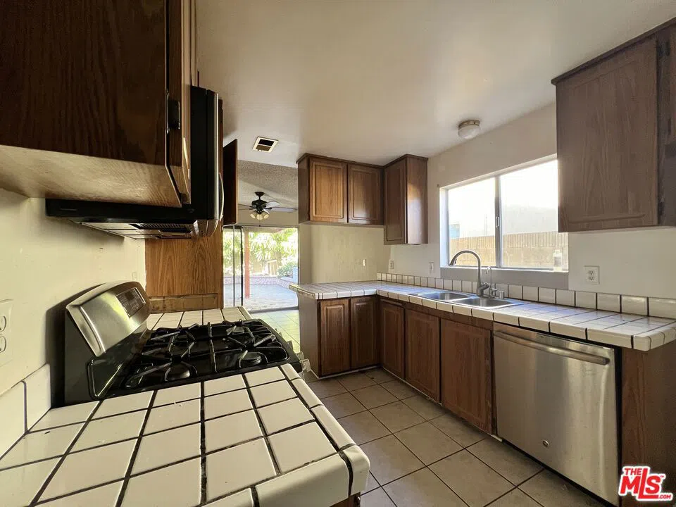 2513 W Fulcrum Place Anaheim, CA 92804
