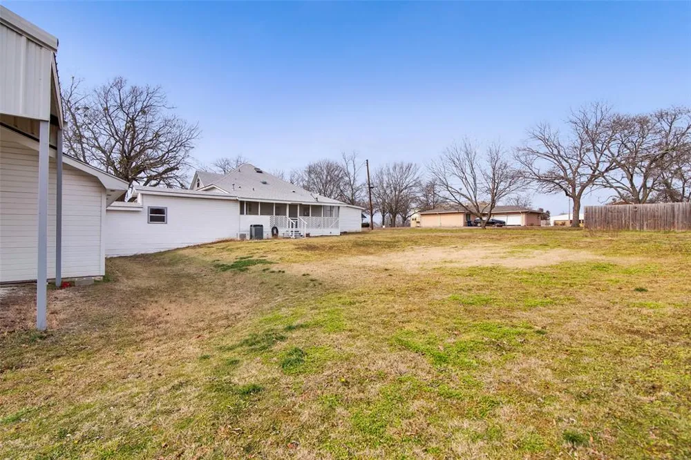 404 Blanton Whitewright, TX 75491