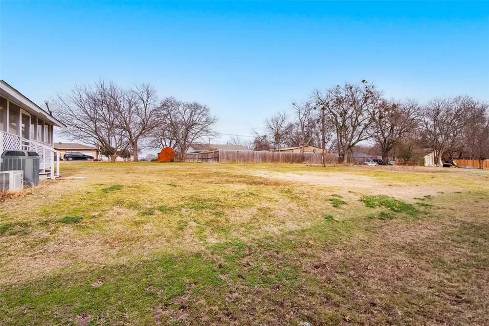 404 Blanton Whitewright, TX 75491