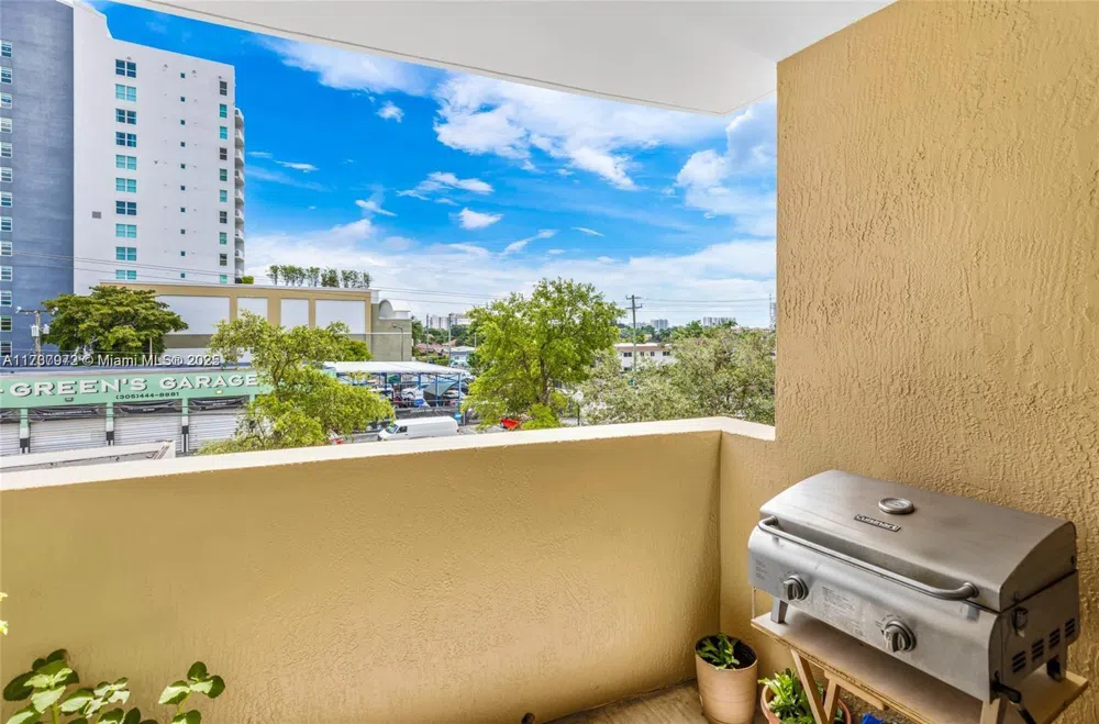 3232 SW 22nd Ter #301 Miami, FL 33145