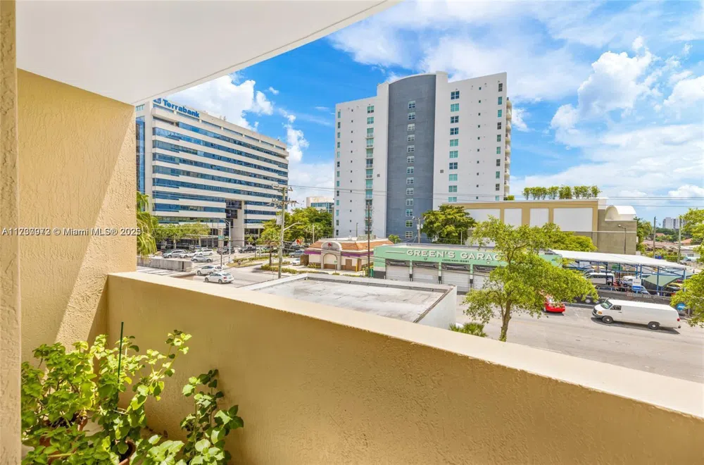 3232 SW 22nd Ter #301 Miami, FL 33145