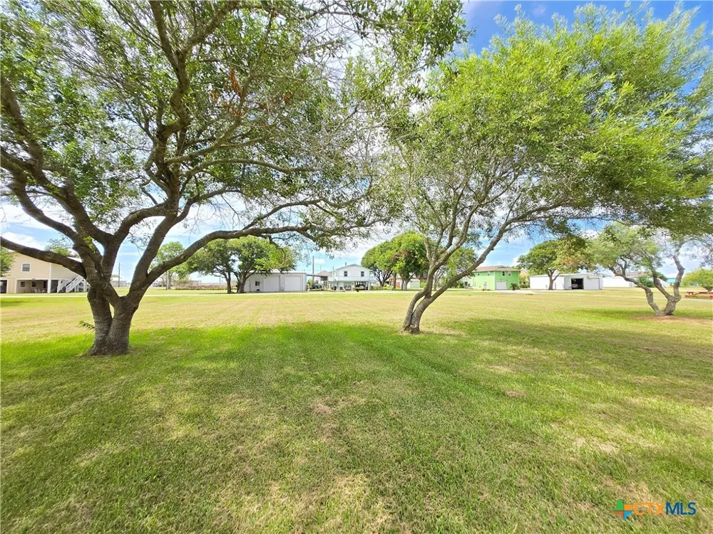 937 Bayview Drive Palacios, TX 77465