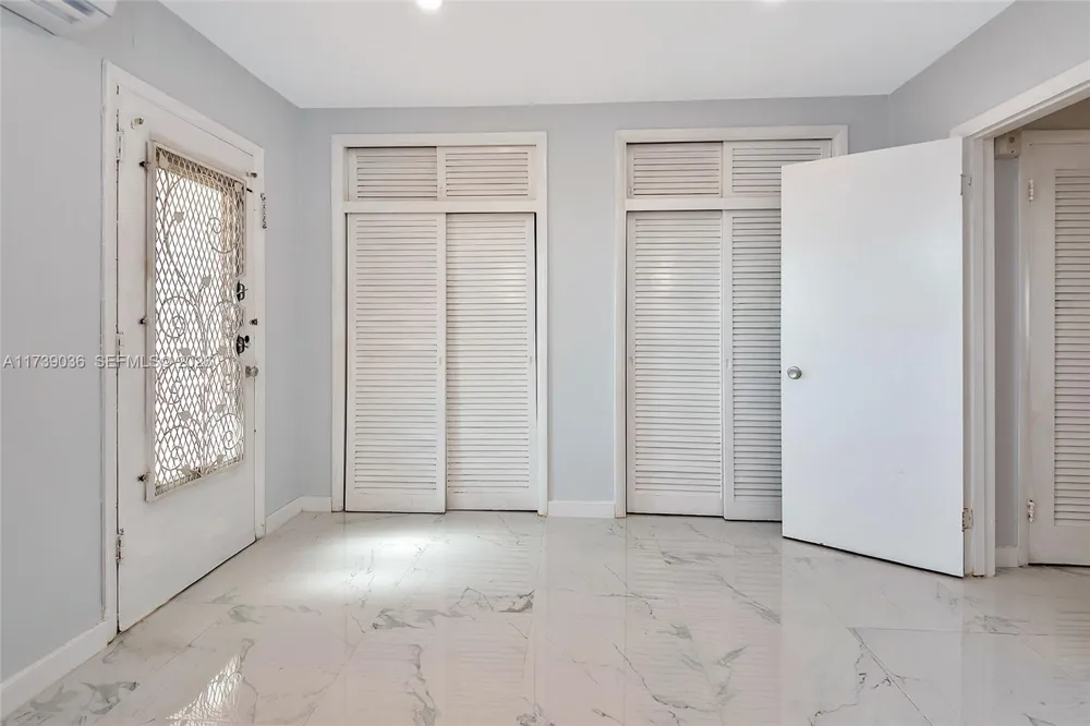 820 SW 11th Ave #14B Hallandale Beach, FL 33009