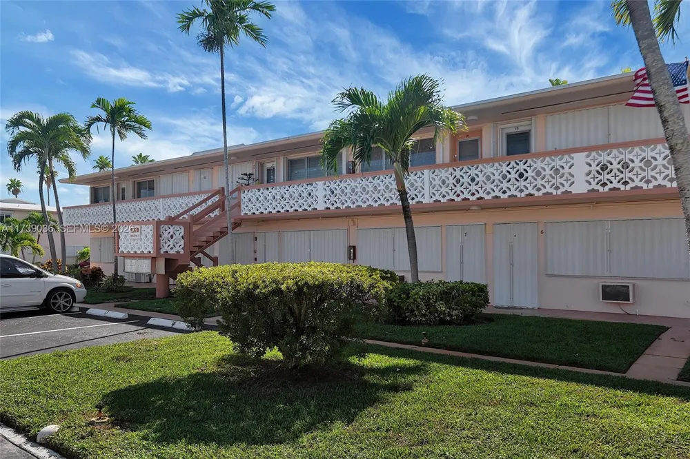 820 SW 11th Ave #14B Hallandale Beach, FL 33009