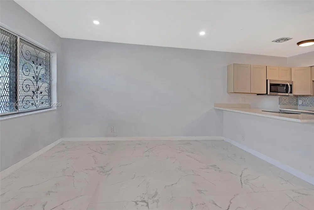 820 SW 11th Ave #14B Hallandale Beach, FL 33009