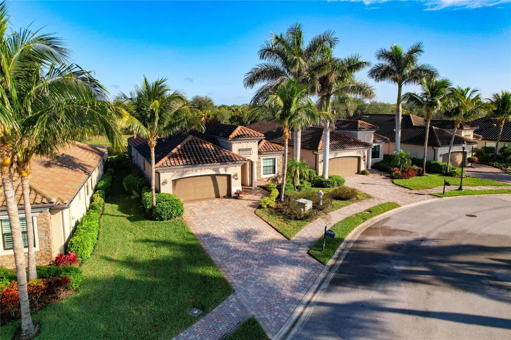 2902 AVIAMAR CIRCLE Naples, FL 34114