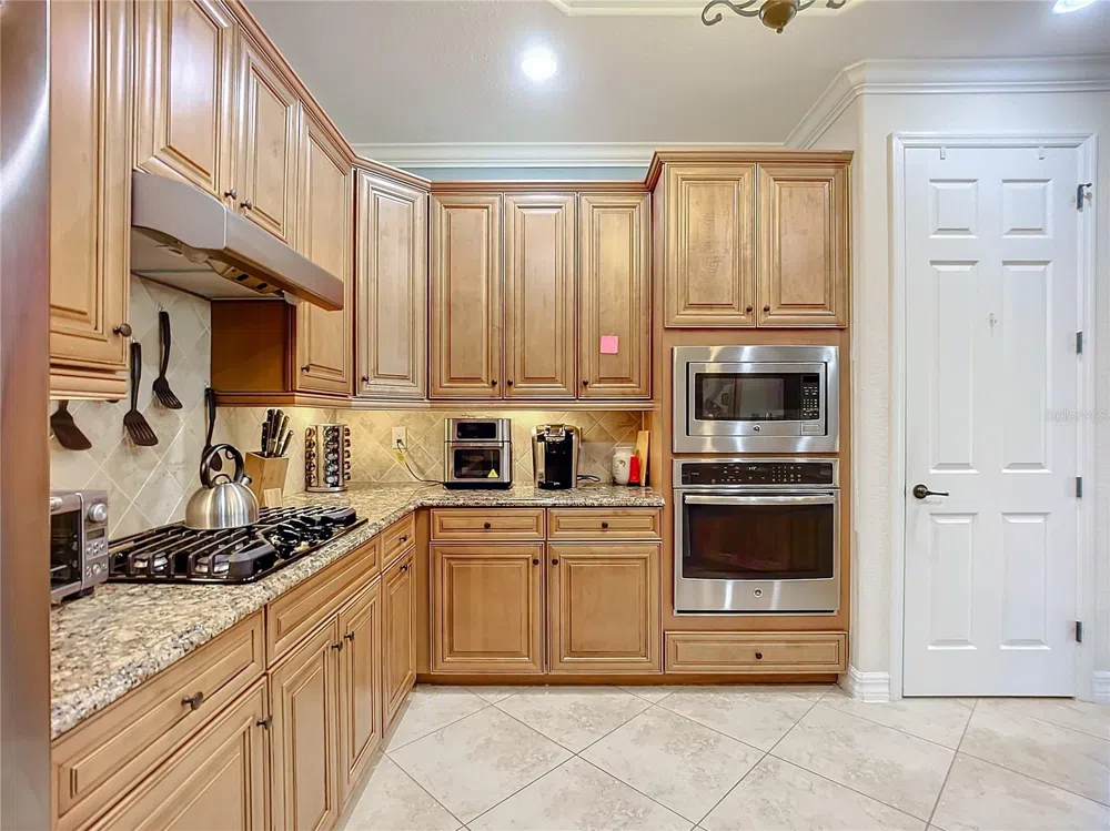 2902 AVIAMAR CIRCLE Naples, FL 34114