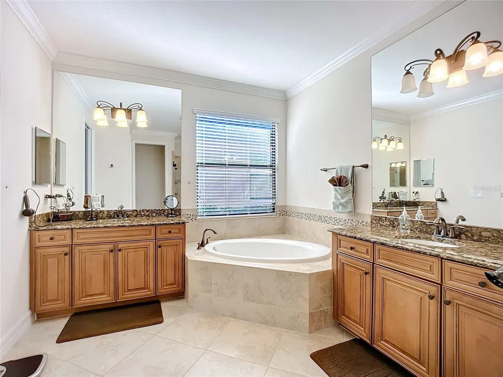 2902 AVIAMAR CIRCLE Naples, FL 34114