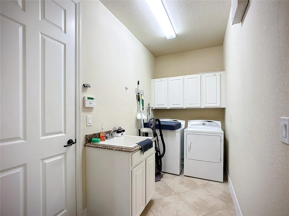 2902 AVIAMAR CIRCLE Naples, FL 34114