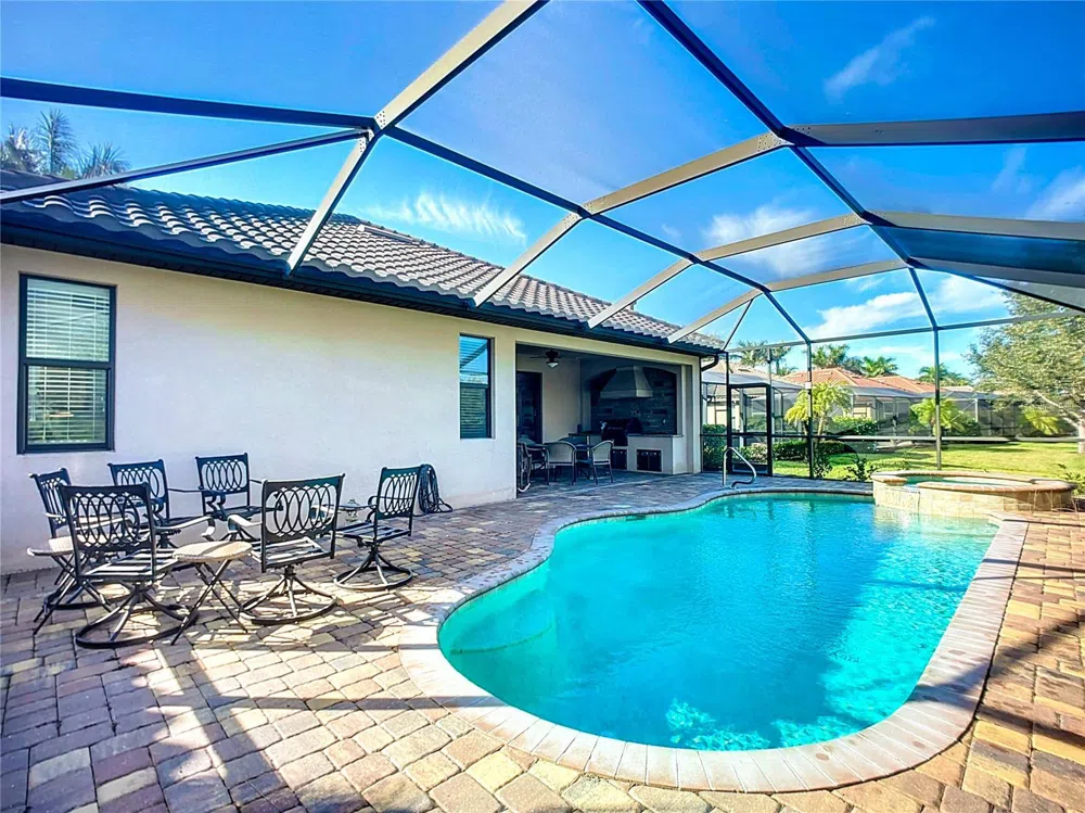 2902 AVIAMAR CIRCLE Naples, FL 34114