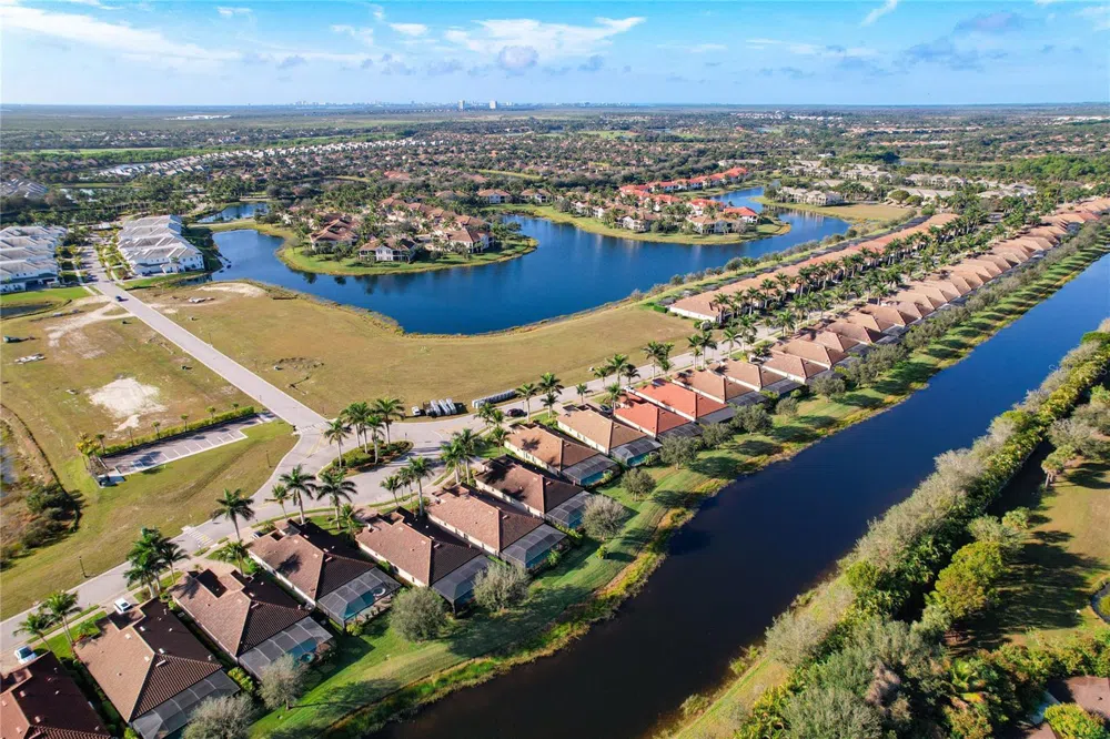 2902 AVIAMAR CIRCLE Naples, FL 34114