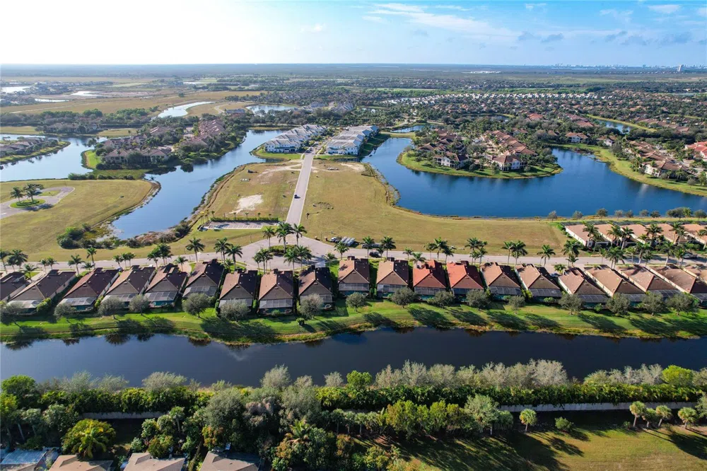 2902 AVIAMAR CIRCLE Naples, FL 34114