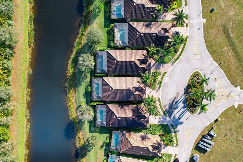 2902 AVIAMAR CIRCLE Naples, FL 34114
