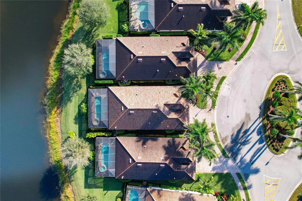 2902 AVIAMAR CIRCLE Naples, FL 34114