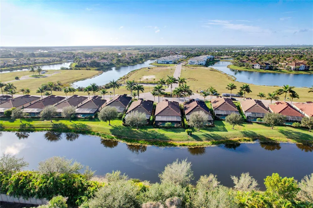 2902 AVIAMAR CIRCLE Naples, FL 34114