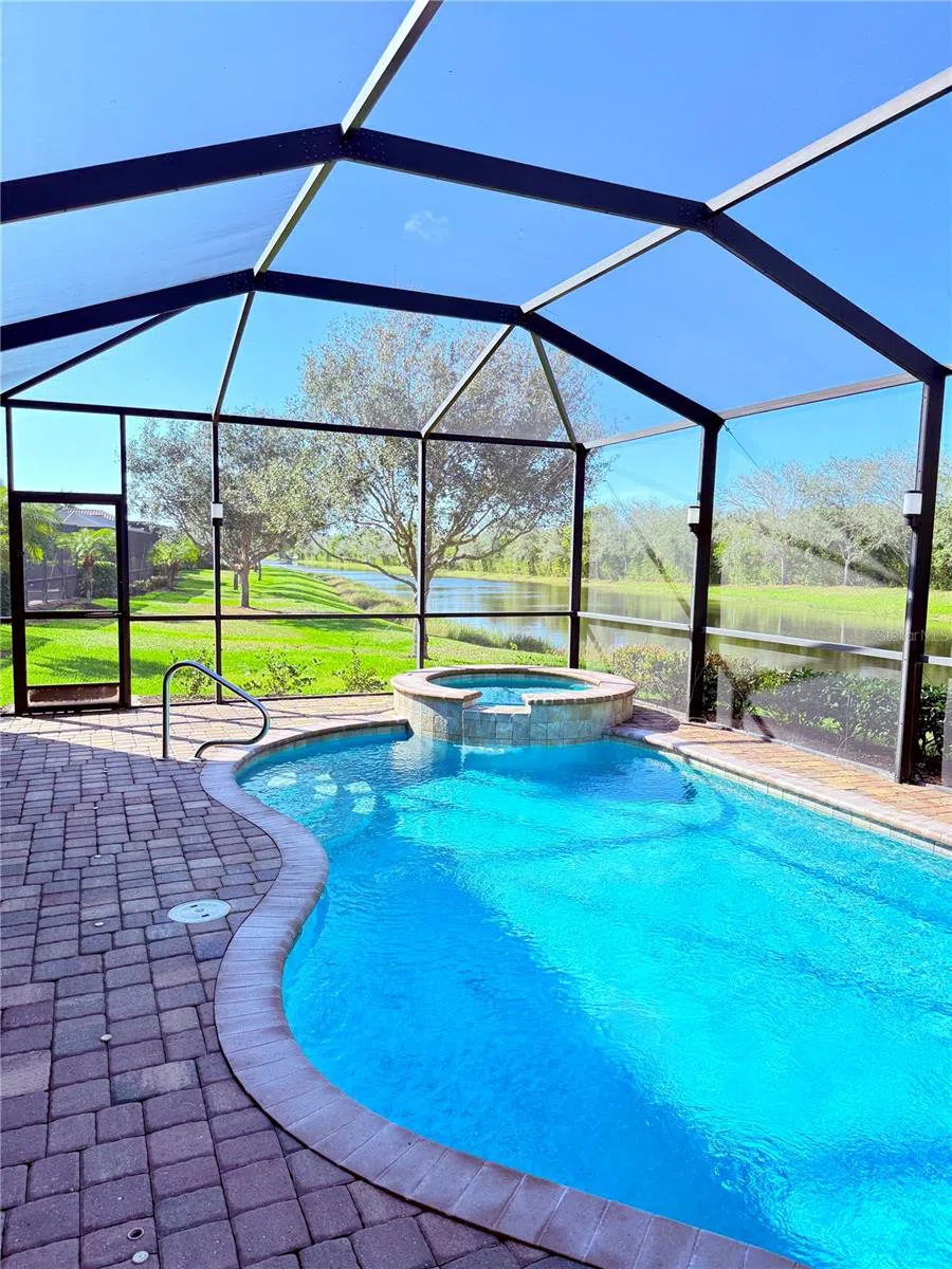2902 AVIAMAR CIRCLE Naples, FL 34114