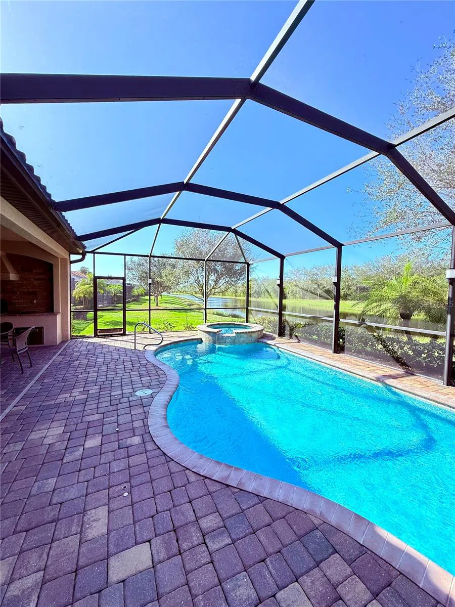 2902 AVIAMAR CIRCLE Naples, FL 34114