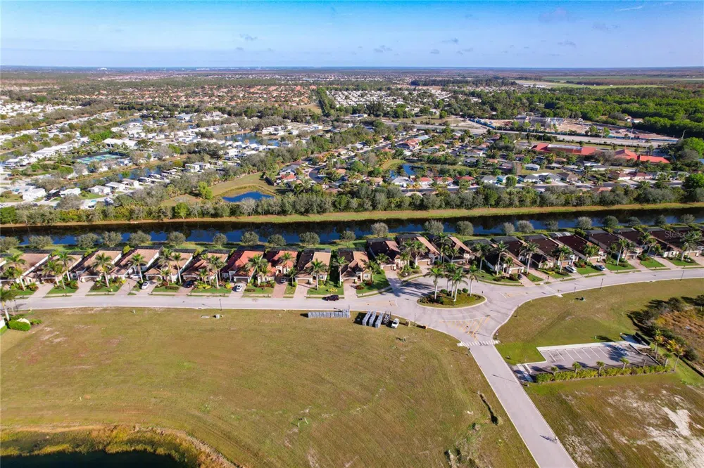 2902 AVIAMAR CIRCLE Naples, FL 34114