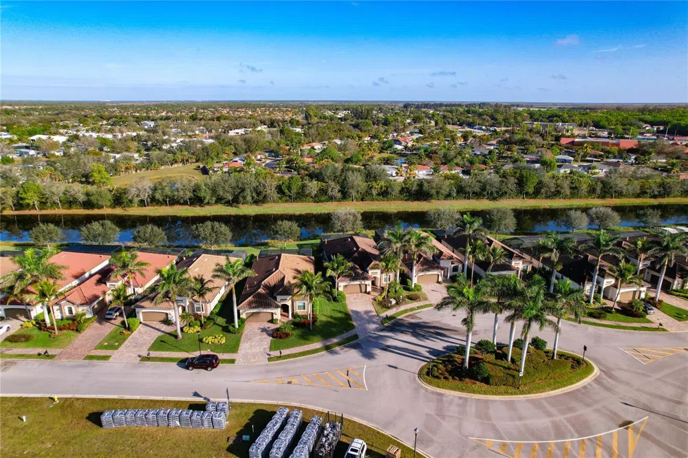 2902 AVIAMAR CIRCLE Naples, FL 34114