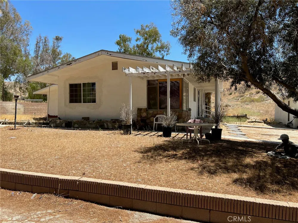 15840 Sierra Highway Canyon Country, CA 91390
