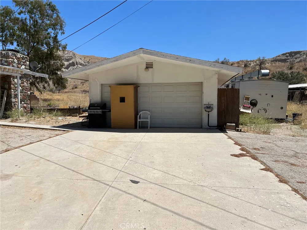 15840 Sierra Highway Canyon Country, CA 91390