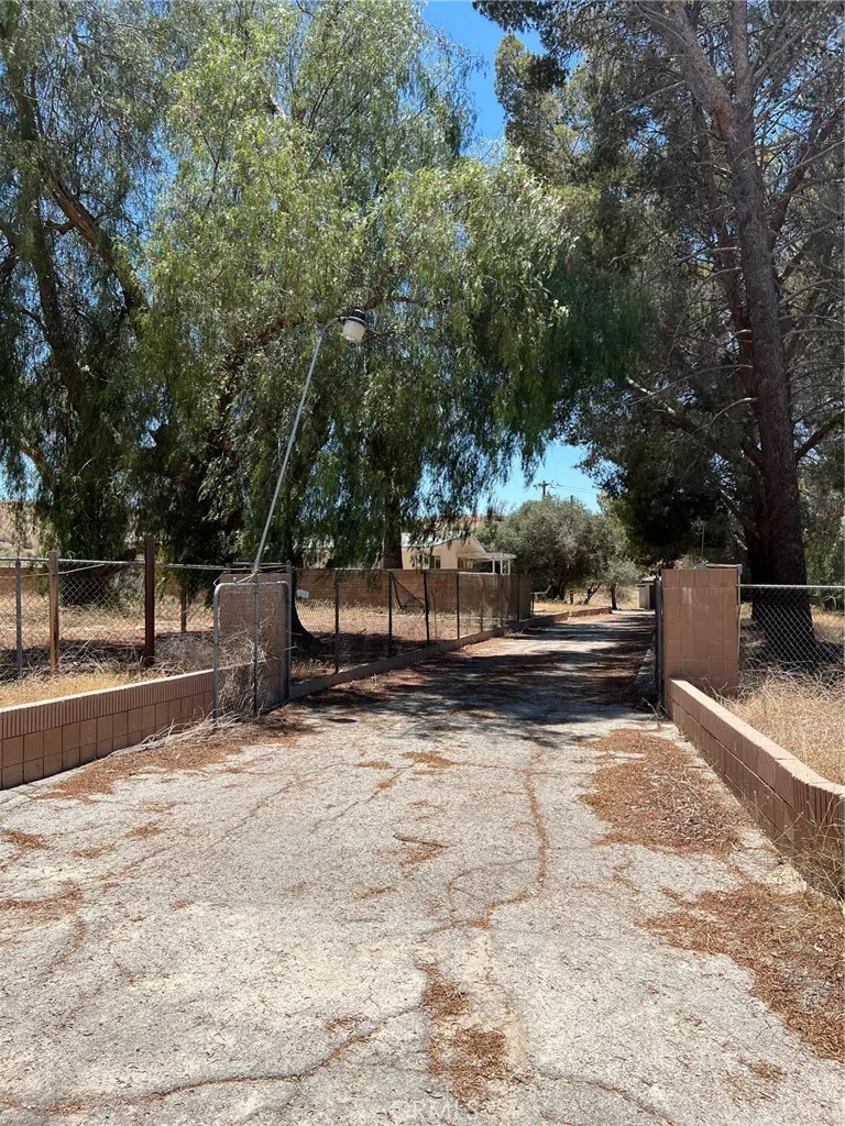 15840 Sierra Highway Canyon Country, CA 91390