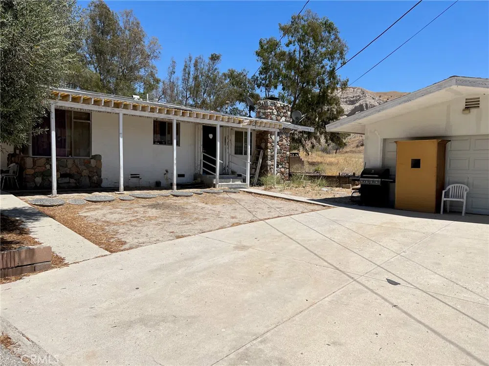 15840 Sierra Highway Canyon Country, CA 91390