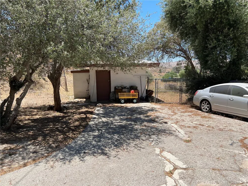 15840 Sierra Highway Canyon Country, CA 91390