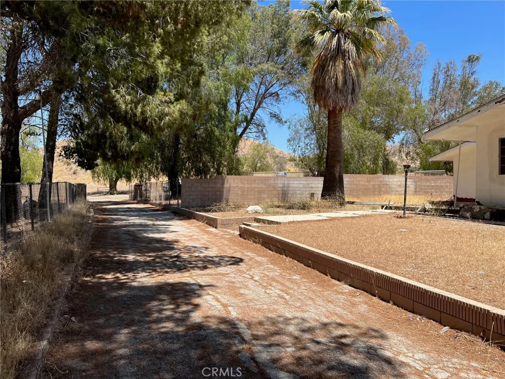 15840 Sierra Highway Canyon Country, CA 91390