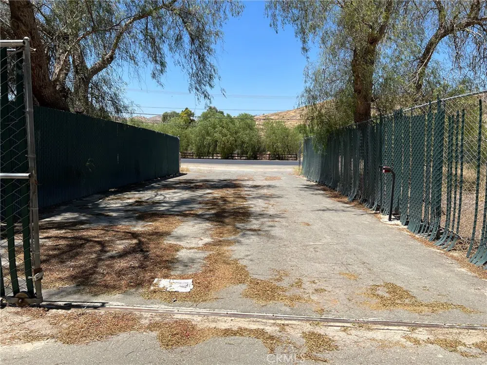 15840 Sierra Highway Canyon Country, CA 91390